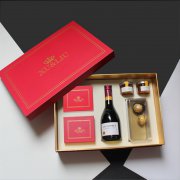 紅酒禮品盒是用卡紙和微細(xì)瓦楞紙板這兩種材料